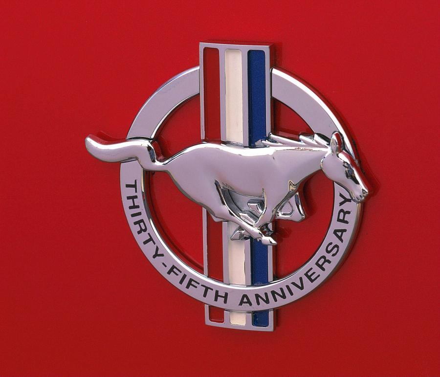 Логотип Ford Mustang GT Convertible 1999 года  (фото 14 из 74)